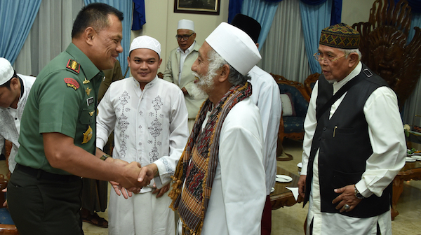 Panglima TNI, Jenderal Gatot Nurmantyo Menyambut Abuya Muhtadi Dimyathi, Ulama Kharismatik Pandeglang