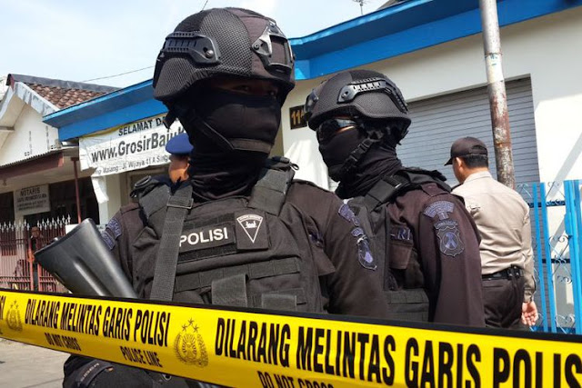 Sejumlah anggota Brimob Polda Jatim saat mengamankan penggeledahan rumah pelaku terduga teroris di Singosari, Kabupaten Malang oleh Densus 88, Senin (19/6/2017)(KOMPAS.com / Andi Hartik)