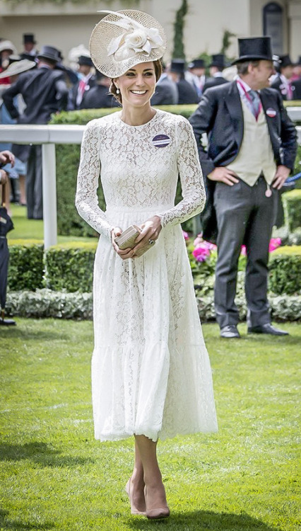 The Duchess of Cambridge teaches us a less in summer whites.
