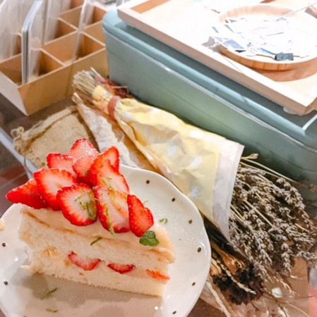 屋子裡有甜點的冬季限定草莓卡士達蛋糕。（圖／IG@ka.03y提供。）