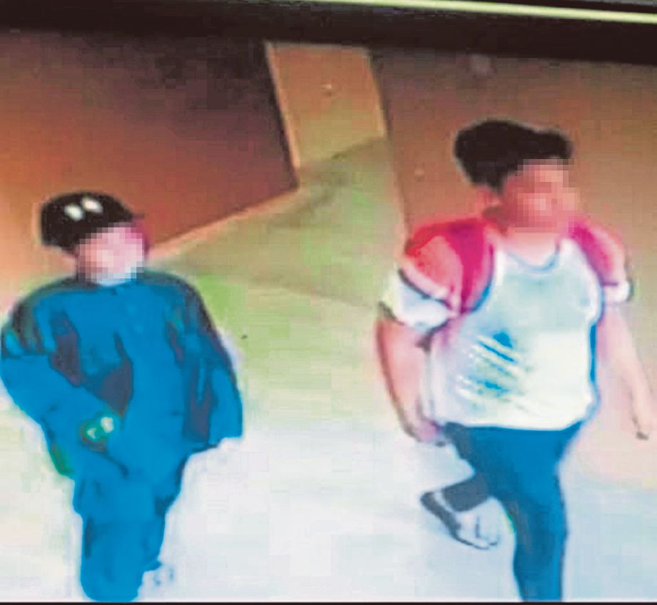 Kecik-kecik dah pandai mencuri! Dua remaja kantoi curi PS4 di kompleks perniagaan pada pagi hari raya pertama