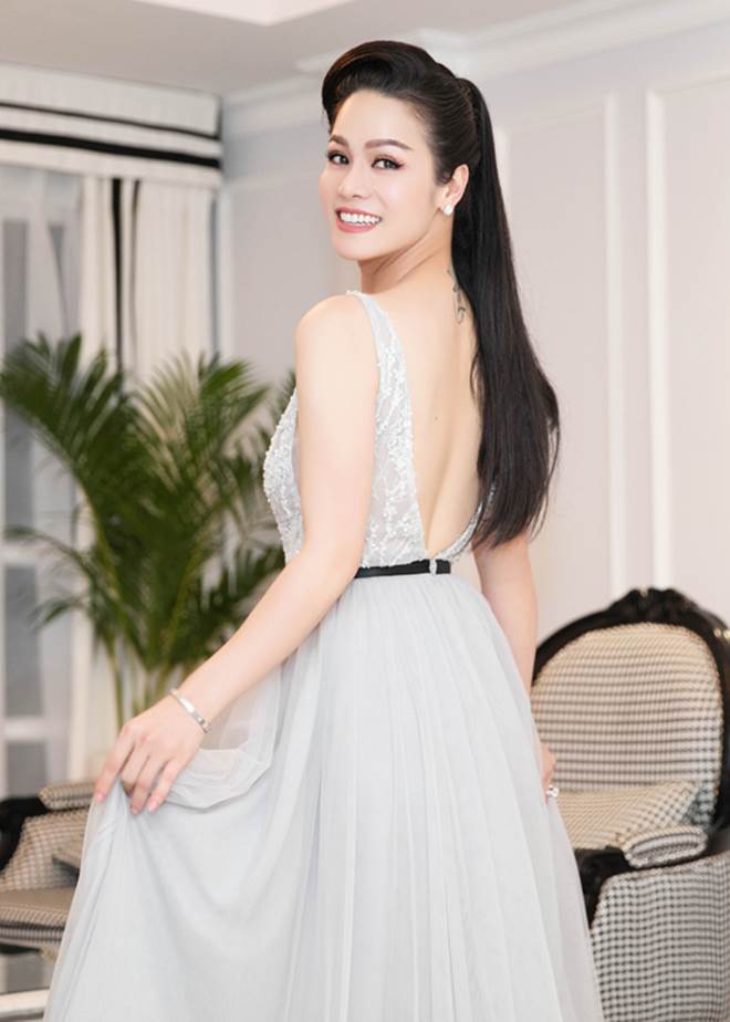 Nhật Kim Anh khoe dáng nuột nà với váy &#34;trống trước hở sau&#34; - 1
