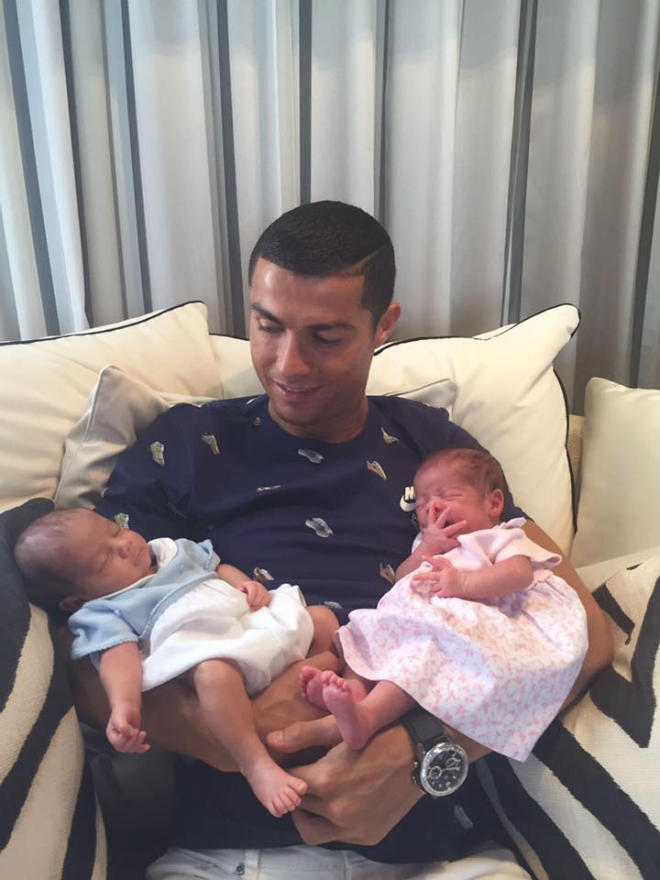 Ronaldo đón song sinh: Thuê đẻ 5,4 tỷ đồng & manh mối người mẹ bí ẩn - 1