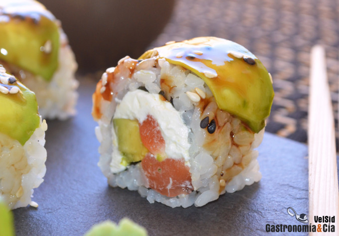 Sake Cheese Bamboo Roll. Receta de sushi