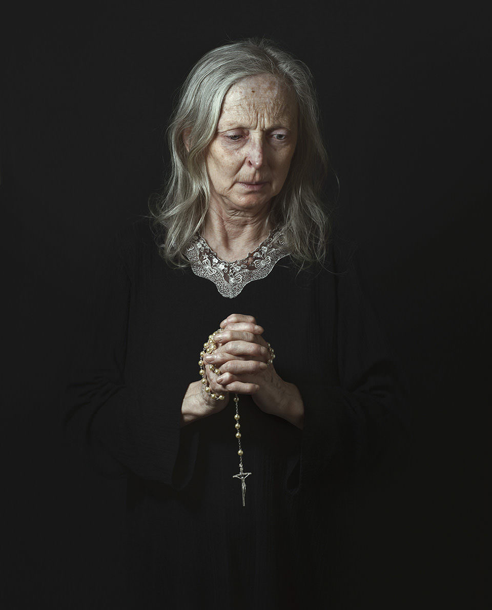 Eine Frau mit Gebetskette