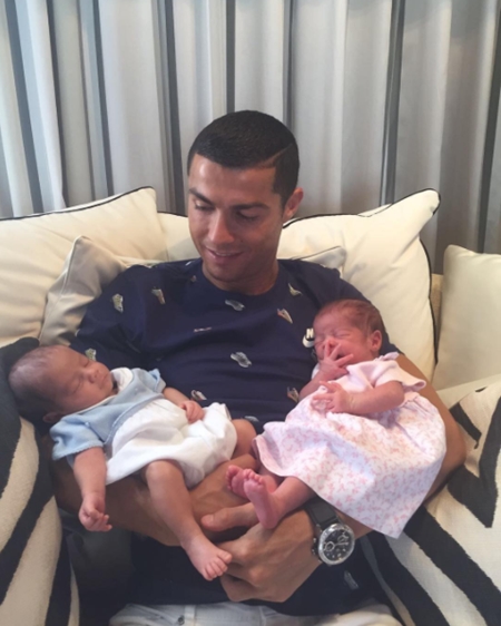 Cristiano Ronaldo Sambut Anak Kembar, Nantikan Kelahiran Bayi Ke-3 Hujung Tahun Ini