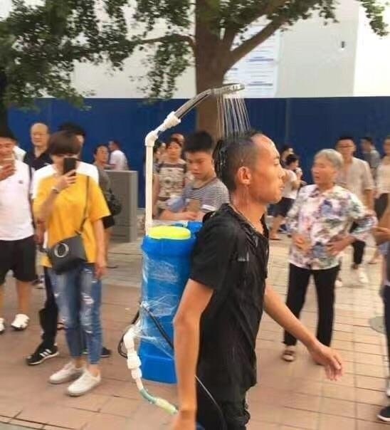 Guy walks around the street with a shower over his head making it look like he has shower thoughts 24/7.