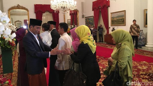 Pejabat Hingga Warga Antre Salaman dengan Jokowi-JK di Istana