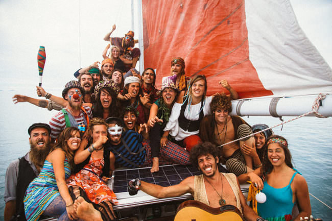 Menschengruppe auf einem Segelboot