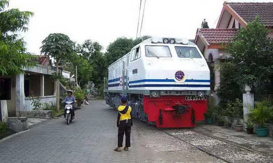 Jalur Kereta Api Paling Ekstrim di Indonesia, ‘Membelah’ Perumahan