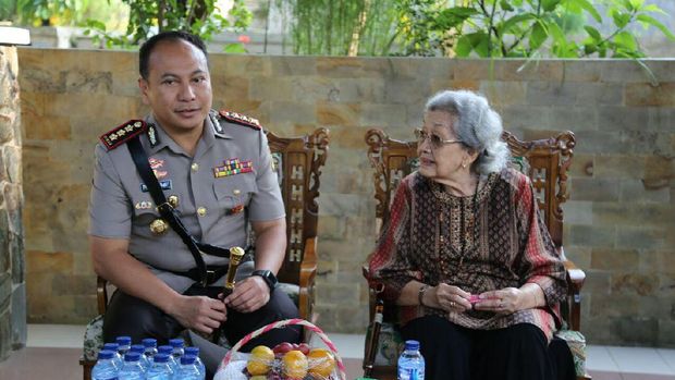  Kapolresta Depok Kombes Herry Heryawan bersama istri mantan Kapolri Hoegeng Imam Santoso, Merry Roeslani Hoegeng. 