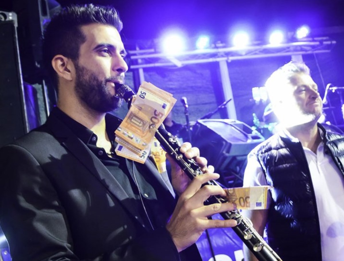 Ηλεία: Κρέμασαν 1.000 ευρώ σε κλαρίνο για να ακουστεί τραγούδι που ήθελαν – Απίστευτες σκηνές σε πανηγύρι [vids] | Newsit.gr