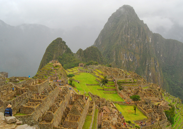 Foto de Machu Picchu en Peru, hombre mirando