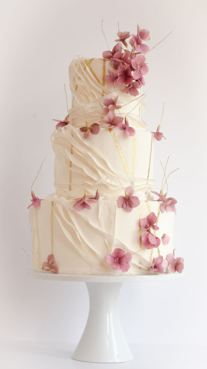 Another pretty wedding cake with pink flowers (via (494)...