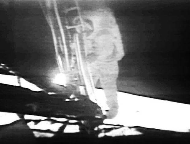 صورة أول رجل على القمر