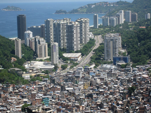 Via imgur.com. ImageRocinha, Rio de Janeiro - Brazil