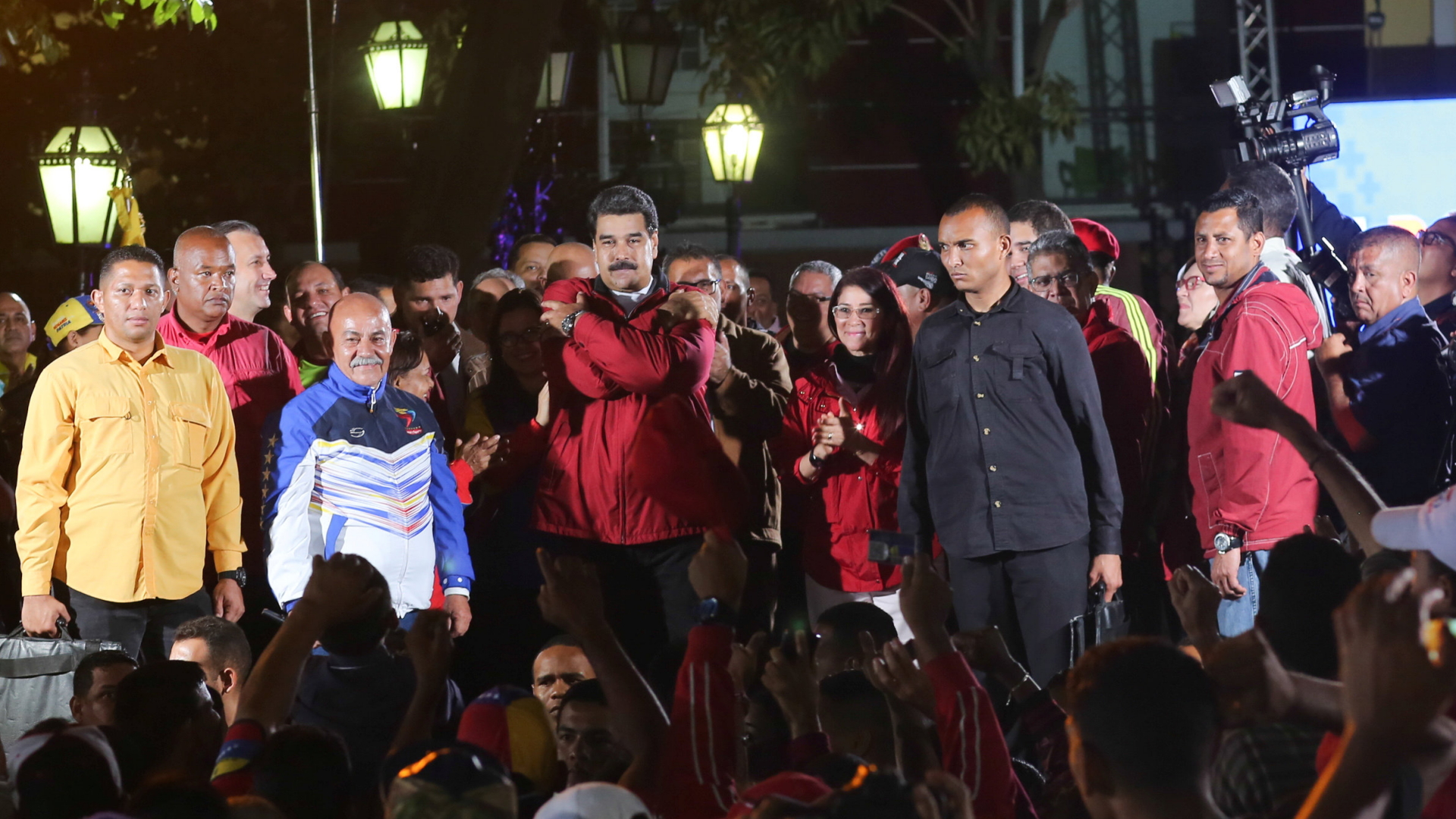 Venzuelas Präsident Nicolás Maduro vor seinen Unterstützern in Caracas | Bildquelle: REUTERS