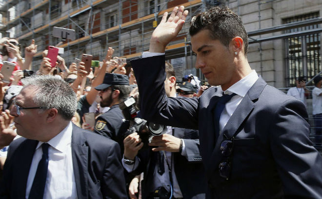 Ronaldo hầu tòa: Khó chịu ra mặt, đổ lỗi cho "tay sai" - 3