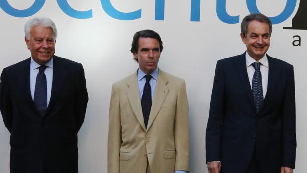 Rodríguez Zapatero, junto a González y Aznar, en el Foro Vocento, antes de partir hacia Venezuela