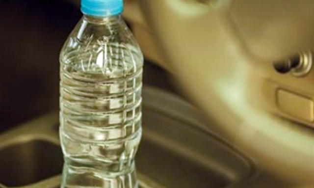 Δεν πάει ο νους σας: Δείτε γιατί δεν πρέπει ποτέ να αφήνουμε πλαστικά μπουκάλια στο αυτοκίνητο