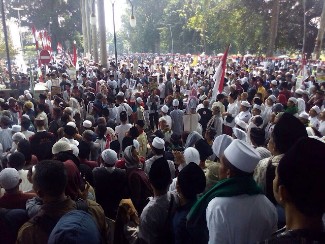 Demo Masyarakat Bogor Tolak Pembangunan Masjid Ahmad Ibn Hambal