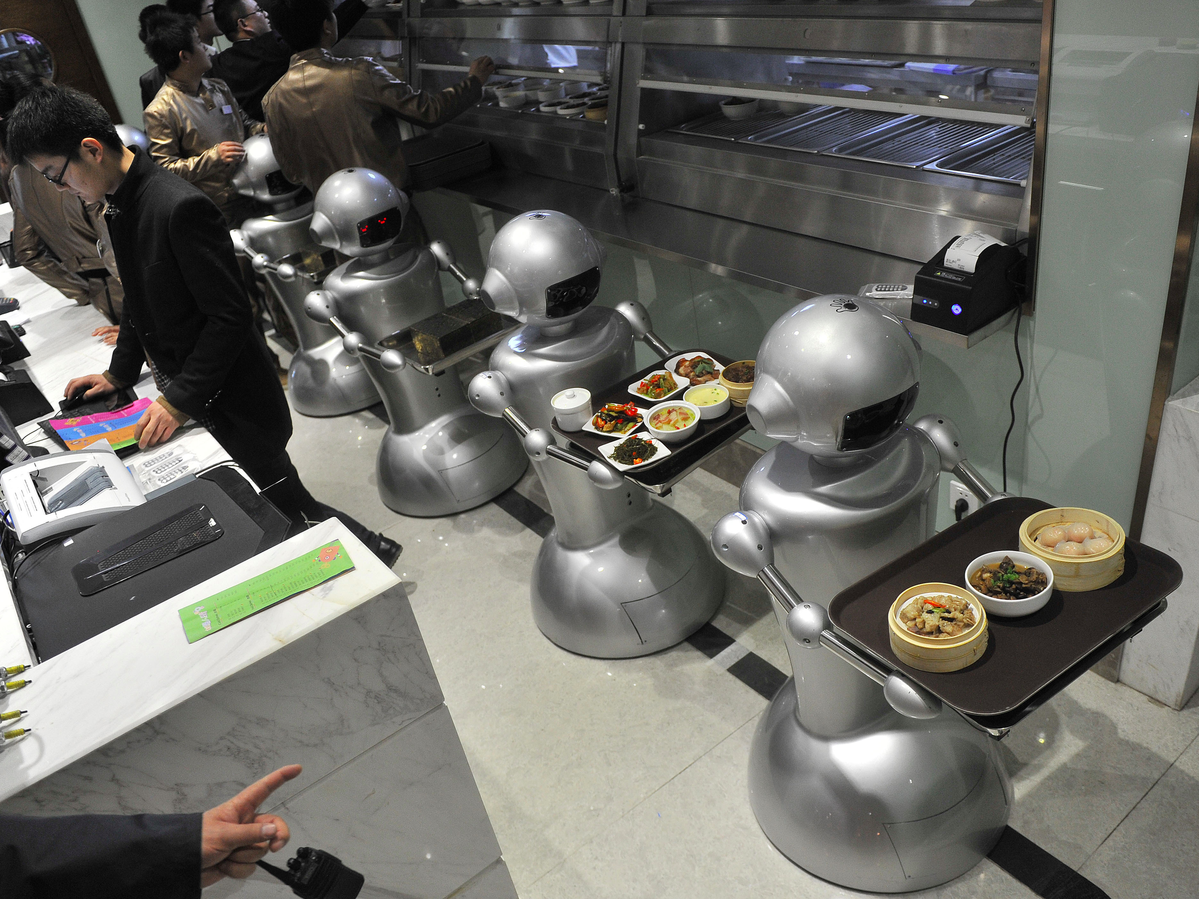 robots restaurant food server waiter plates ai