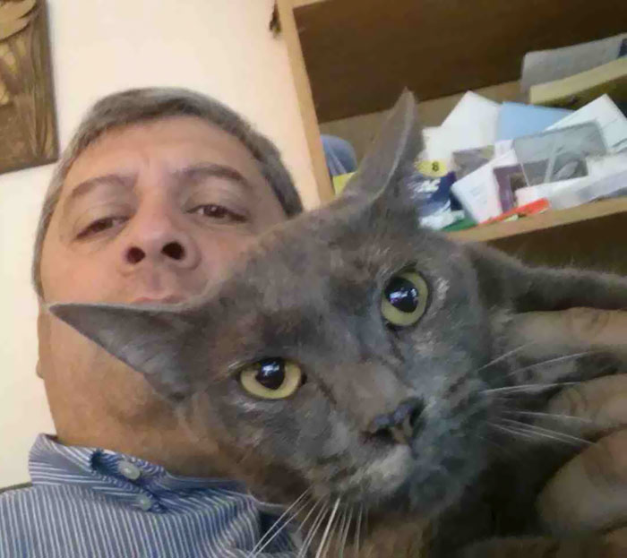 My Dad Claims To Hate My Cat. Turns Out He Takes Selfies With Her