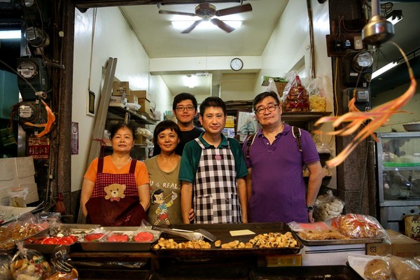 寶來香是王浩一（右一）的私房老餅店，他和老闆一家人就像老朋友，他到隔壁吃麵，店家會先把麵錢付掉。