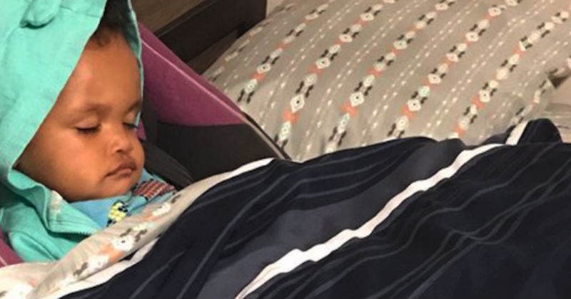 People react on Twitter to the way that this dad puts his daughter to bed and it's hilarious.