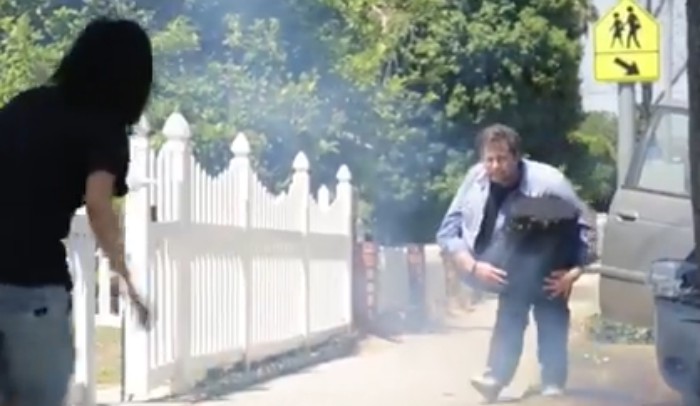Άνδρας κάνει απίστευτη φάρσα σε περαστικούς μετά από «τρακάρισμα» (vid) 