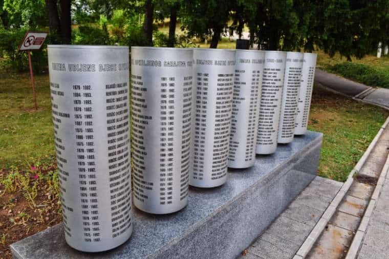 guerra da bosnia monumento criancas