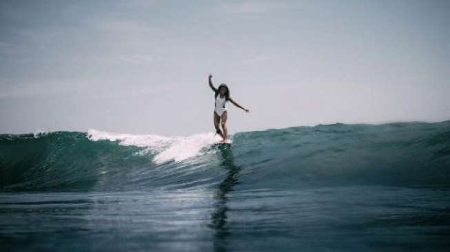 Flora, Surfer Cantik Indonesia, "Taklukkan Ombak Kepuasanku!" - 3