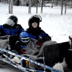 Fotos de Laponia Finlandesa, Vero, Teo y Oriol en el remolque de la moto de nieve