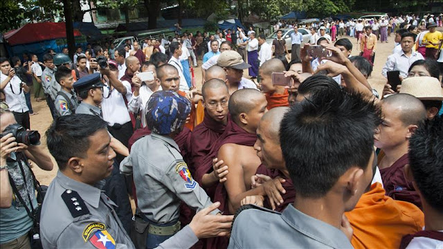 Ratusan Ektrimis Buddha Rakhine Lemparkan Bom Molotov ke Kapal Bantuan Kemanusiaan ICRC
