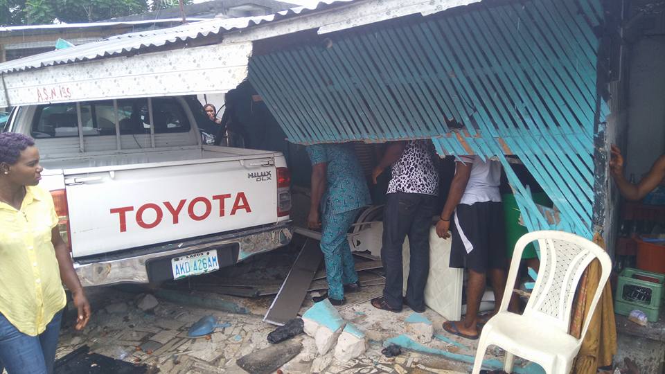 Photos: Lady left unconscious after car suffers brake failure and rams into a building in Port Harcourt