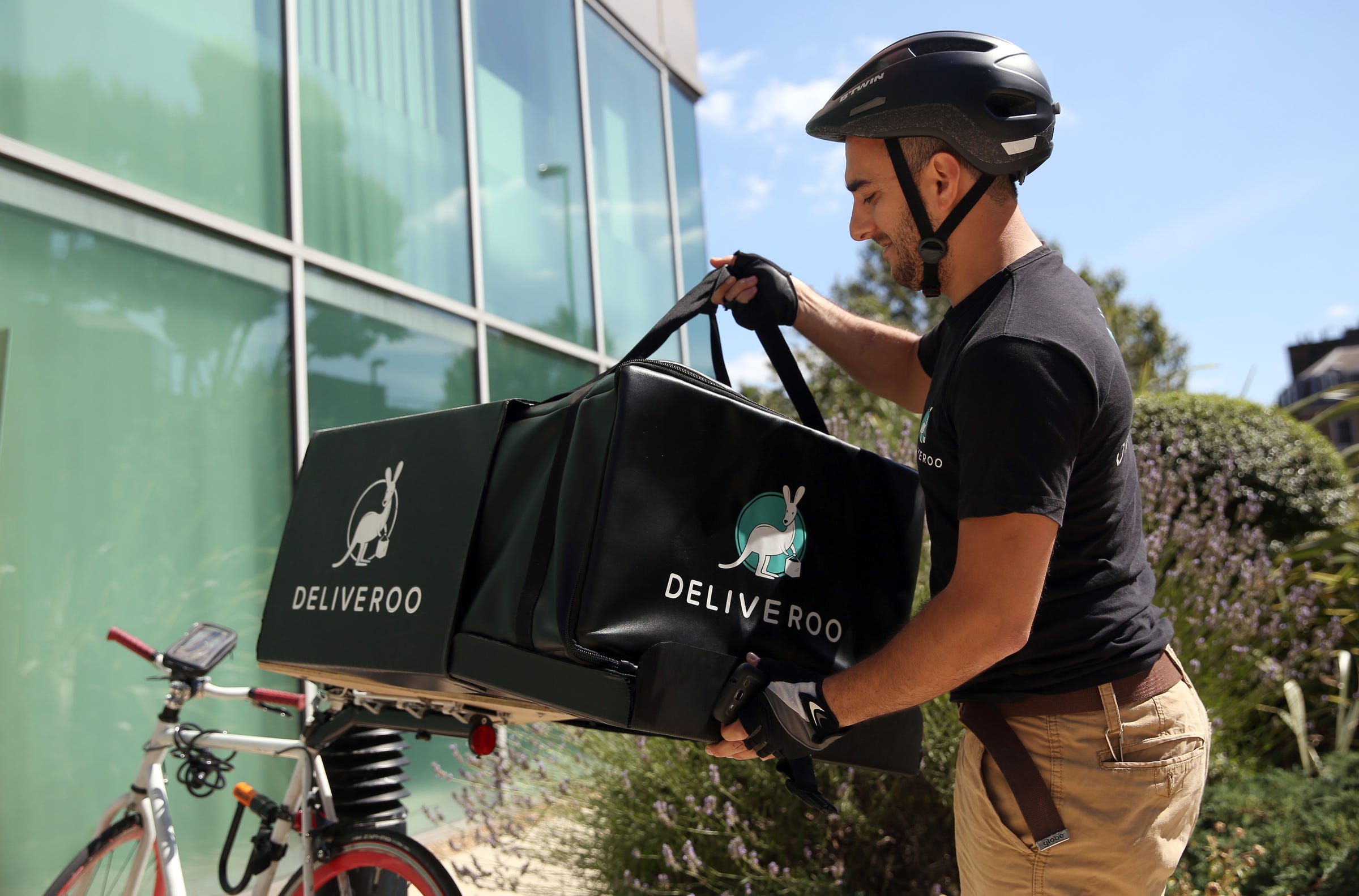 deliveroo delivery worker london bicycle