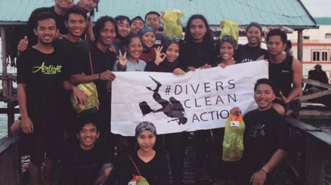 Anggota baru Komunitas Divers Clean Action saat melakukan pembersihan sampah di Pulau Badi di Kepulauan Spermonde, Sulawesi Selatan. (Screenshot: diverscleanaction/Instagram)