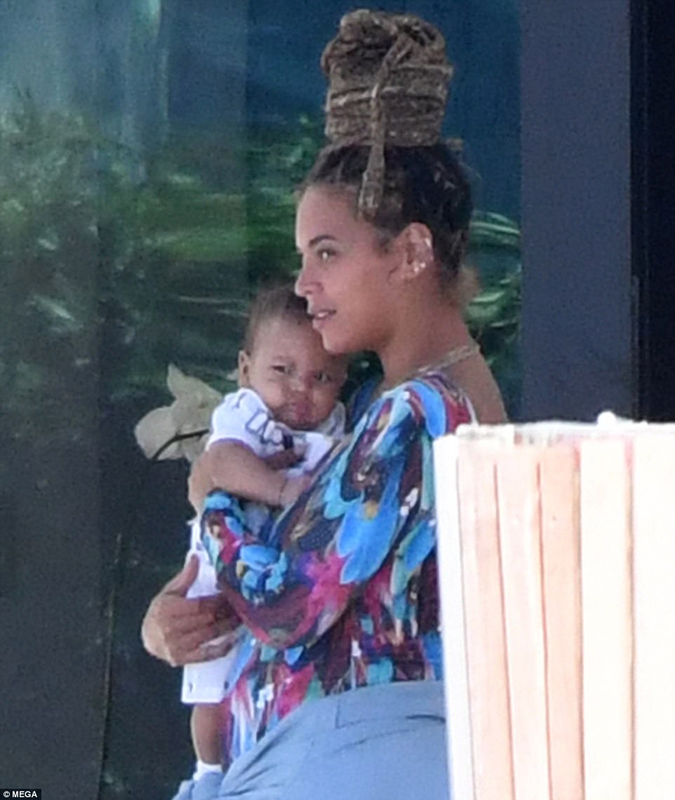 Sir and Rumi Carter are seen for the first time [Photos]