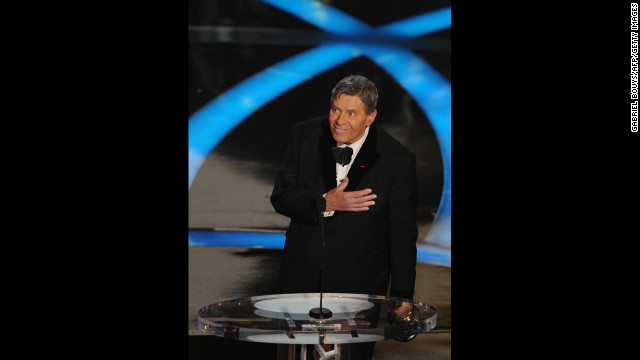 Three-time host Jerry Lewis had to resort to improvisation when he hosted the 1959 Academy Awards alongside Bob Hope, David Niven, Sir Laurence Olivier, Tony Randall and Mort Sahl. <a href='http://ift.tt/1dEBOHQ' target='_blank'>The show ended early</a>, leaving Lewis to fill 20 minutes of airtime by bringing stars on stage and making them dance.