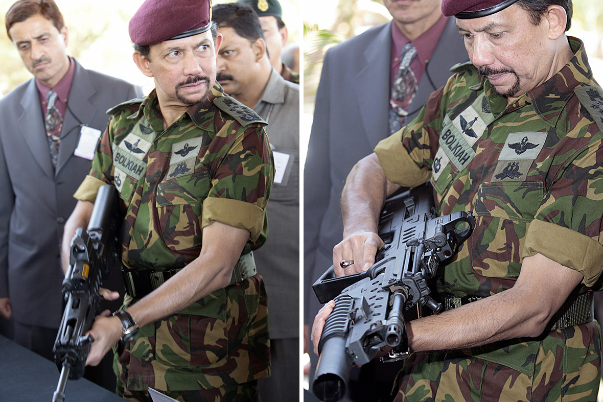May 23, 2008: The Sultan inspects weapons during his visit to the Parachute Regiment Training Centre of the Indian Army in Bangalore