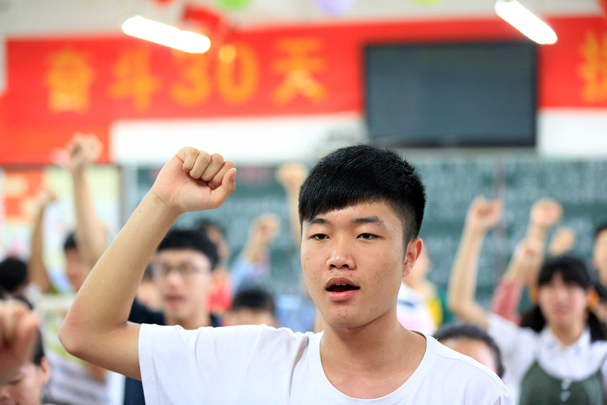Students vow to obey regulations before sitting the 2014 college entrance exam in Bozhou, east China's Anhui province.