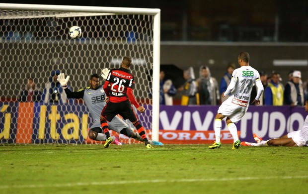 Paulinho Flamengo e santos Morumbi (Foto: Marcos Ribolli / Globoesporte.com)