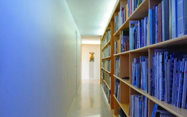 A área destinada ao corredor foi transformada em biblioteca pelo arquiteto chileno Enrique Browne. No lugar de divisórias convencionais, ele optou por estantes de madeira