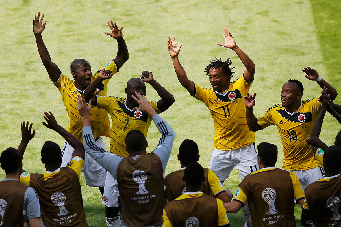Colombia's Pablo Armero (no 7) celebrates with team-mates after scoring a goal during their 2014 World Cup Group C match against Greece in Belo Horizonte on June 14, 2014