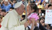 Multitud. El papa Francisco bendiciendo a una niña en el cierre de la 6ª Jornada de la Juventud de Asia (AP). 