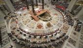 Ante un altar especial. El Papa y las parejas seleccionadas, en la ceremonia de la Basílica de San Pedro (AP). 