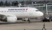 LOGO. De Air France en un avión en el aeropuerto de Charles de Gaulle en Roissy, cerca de París, este mes septiembre (AP).