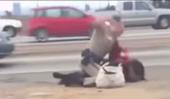 GOLPIZA. El policía agredió a la mujer y ahora deberán indemnizarla (Captura de video).