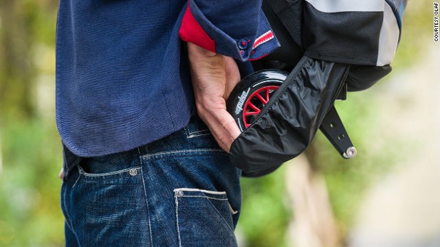 The urban backpack version features a wheel cover to protect clothing from dirt.