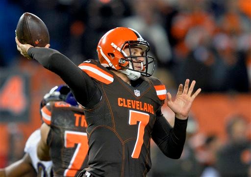 Cleveland Browns quarterback Austin Davis (7) passes in the second half of an NFL football game against the Baltimore Ravens, Monday, Nov. 30, 2015, in Cleveland. (AP Photo/David Richard)